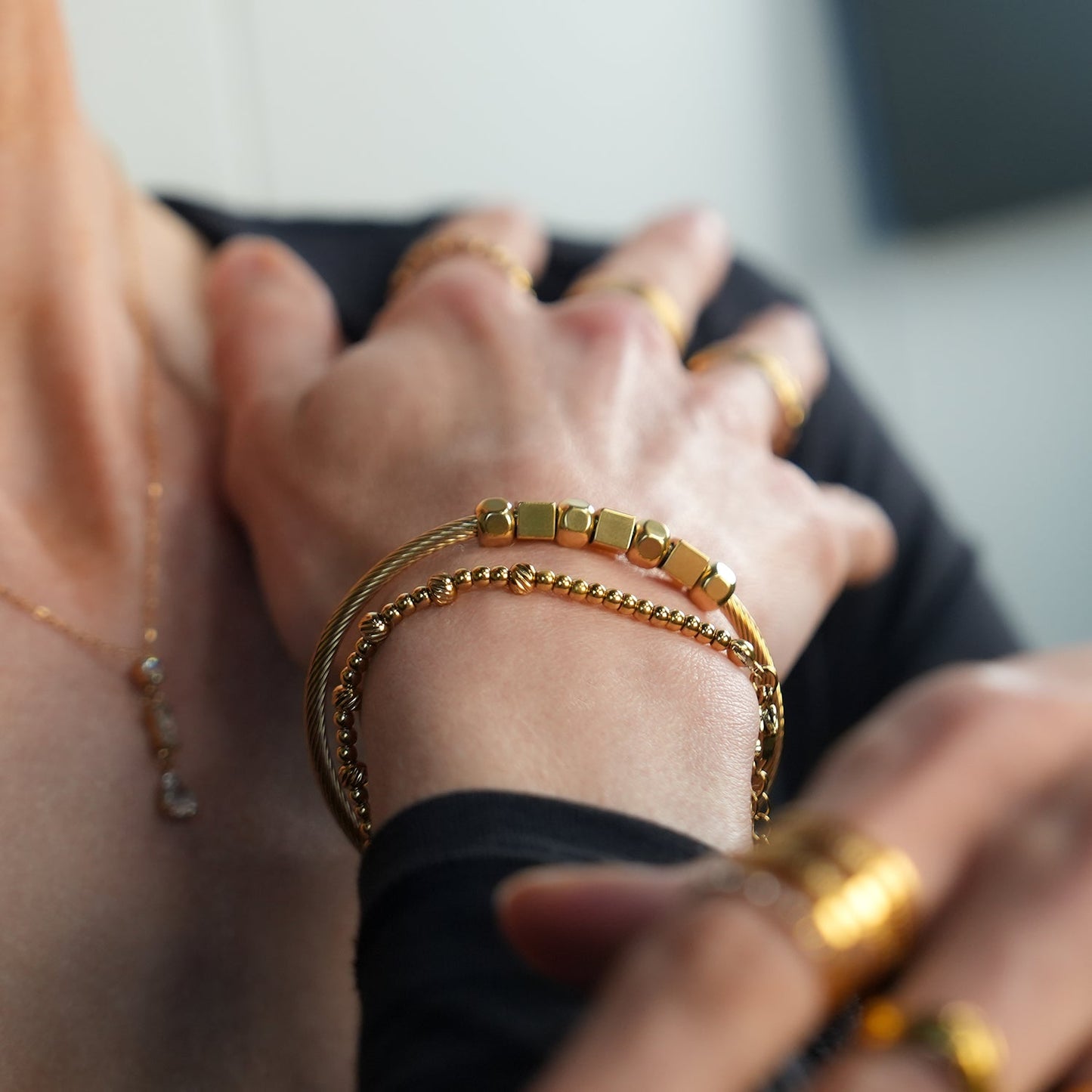 Style MALDONA: Industrial-Chic Bracelet with Round & Square Beads in Gold